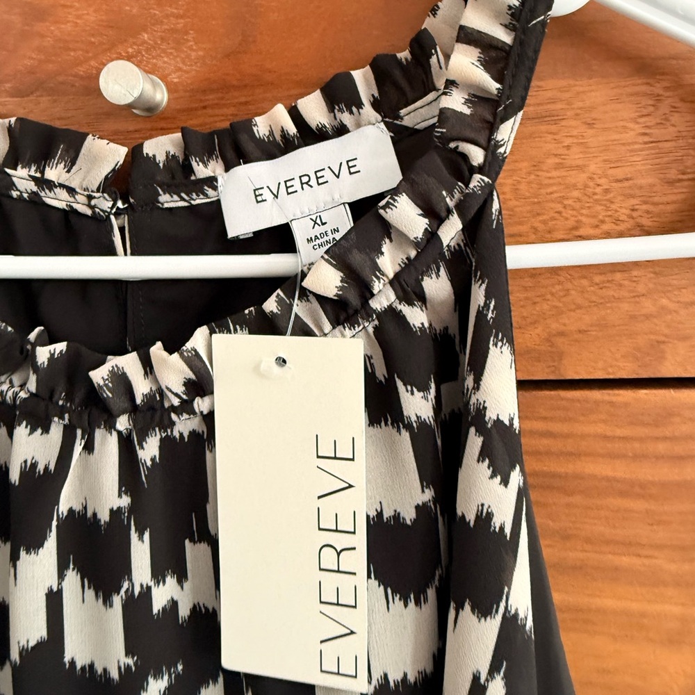 Evereve Etta Halter Tank Size XL - Picture 13 of 13